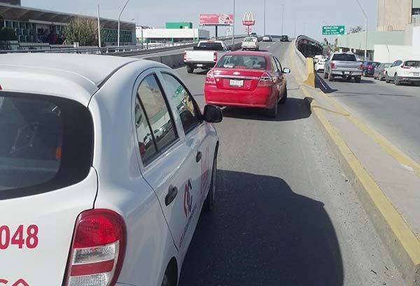 Choca arriba del puente del IMSS