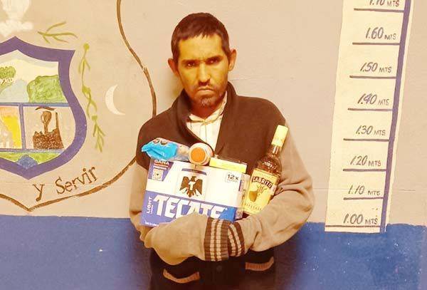 Víbora roba alcohol en una tienda y huye