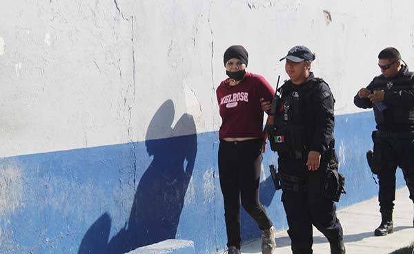 Mujer se droga con un foco