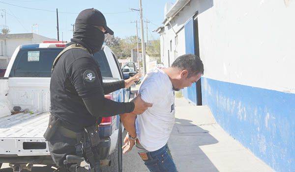Chafirete se droga y husmea en casas