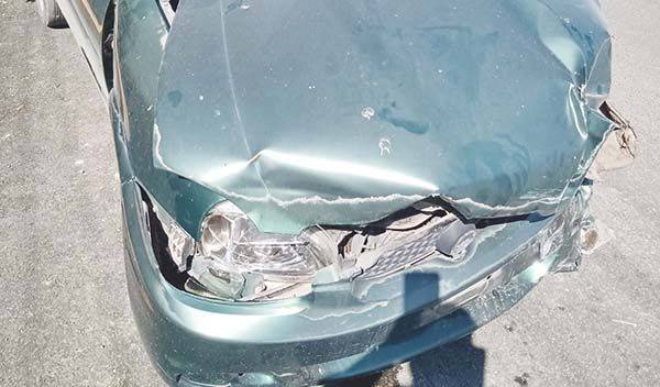 Atrabancada mujer provoca accidente