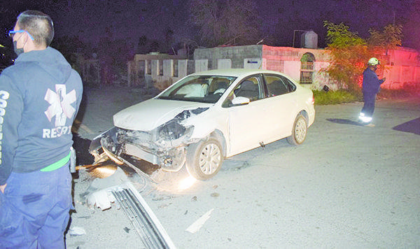 Destrozan carros en fuerte accidente