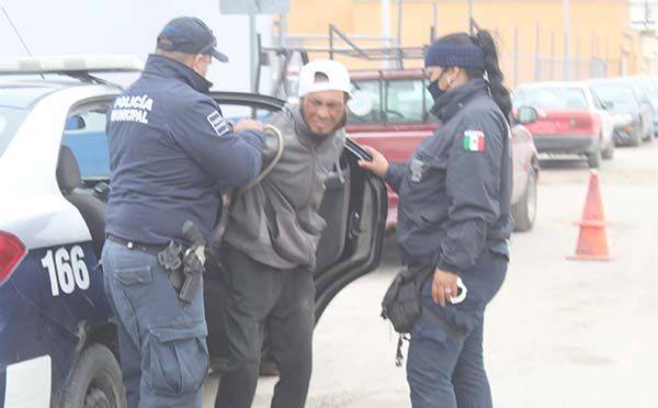 Desquiciado golpea a socorristas en el Pape