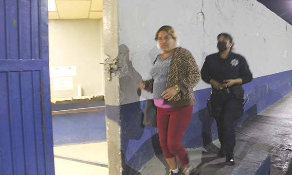 Mujer alucina con pegamento