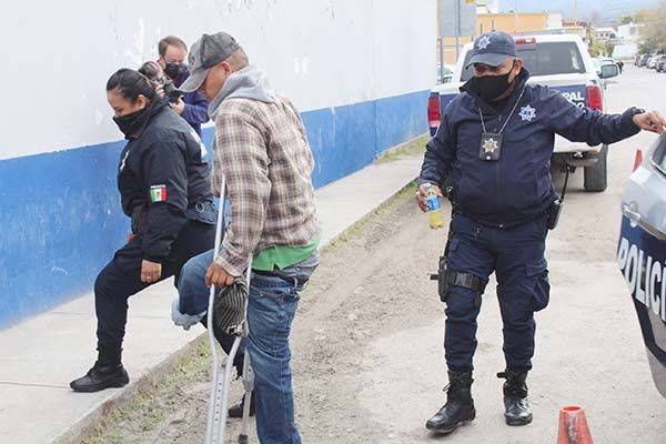 Discapacitado agarra alucine