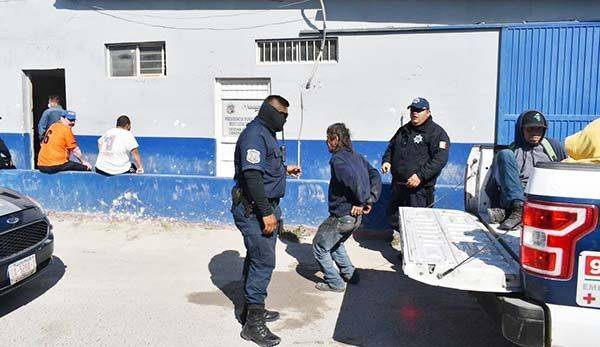 Encierran a par de lavacoches
