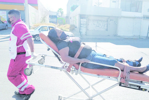 Mujer herida en choque de taxi