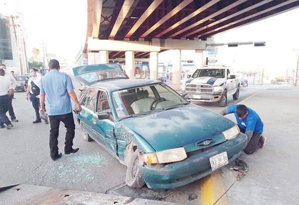 Proyecta auto contra puente…