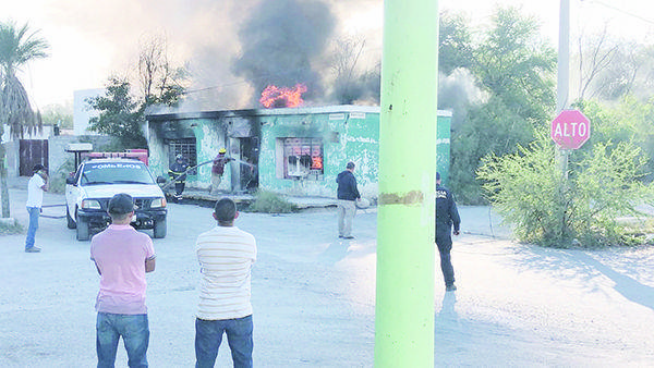 Fuego consume casa completamente