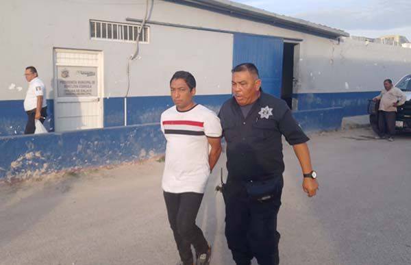 Pareja roba en taller mecánico