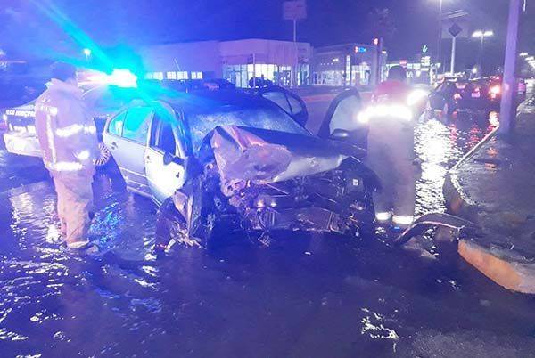 Frena auto contra poste