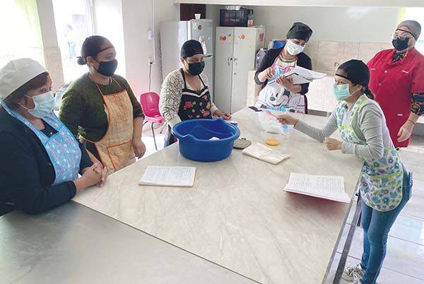 Curso presencial de repostería en el DIF