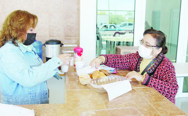 Reciben beca Bienestar adultos de San Buena