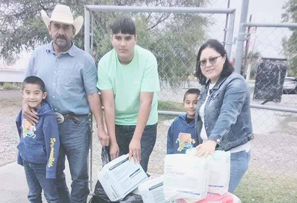 Donan paisanos pañales al asilo de San Buena