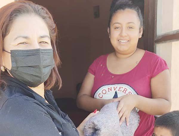 Entregan cobertores a familias vulnerables
