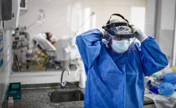 Investigan efectividad de dosis ante Omicrón