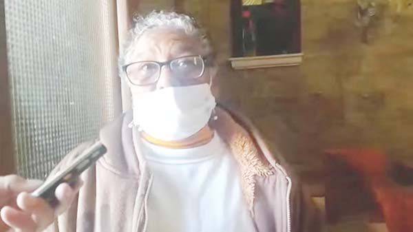 Cierra los ojos para orar, le roban el bolso