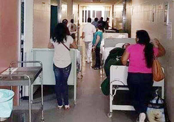 Abandonan a mujer en clínica del IMSS