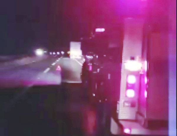 Se incendia en la 57 tráiler con dinamita
