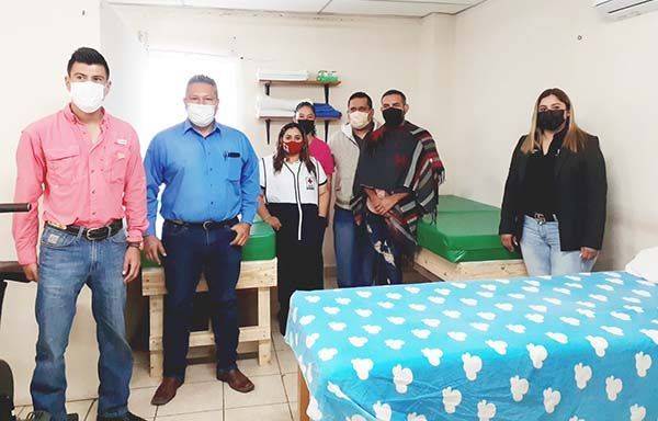 Entregan dos camas a Centro Comunitario