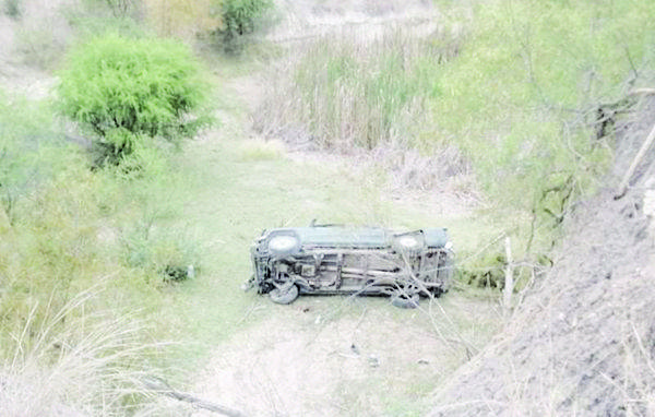 Muere joven en volcadura