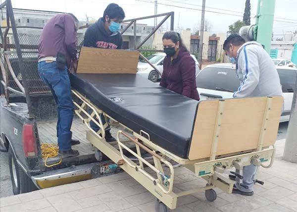 Apoyan a joven con cama de hospital