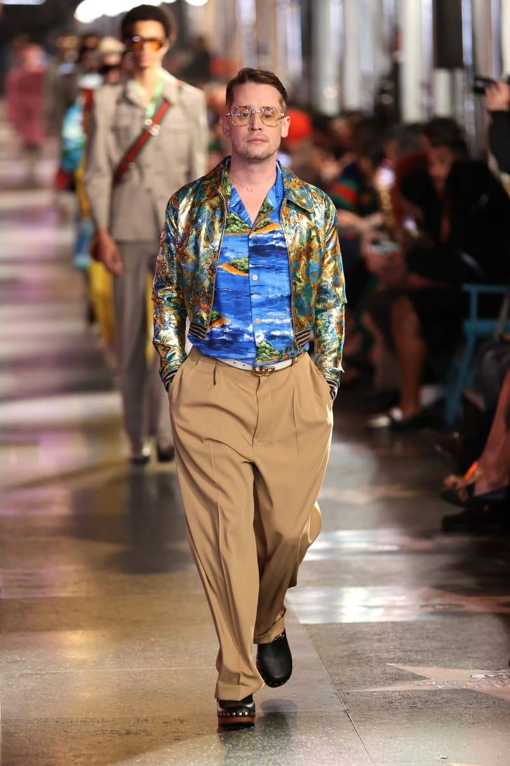 Macaulay Culkin aparece por sorpresa en la pasarela en un desfile de Gucci repleto de estrellas