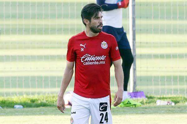 Anuncia Chivas salida de Oribe Peralta