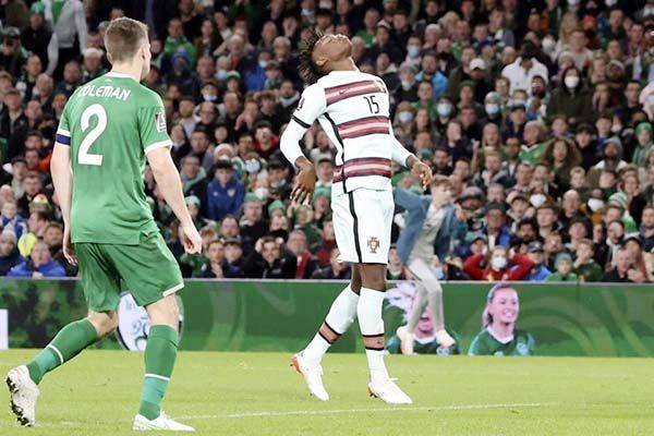 Deja Portugal puntos en Irlanda; va ante Serbia