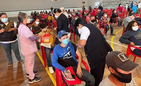 Exhortan a rezagados a vacunarse contra Covid