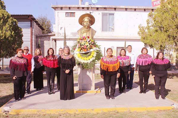 Encabeza Gladys guardia de honor