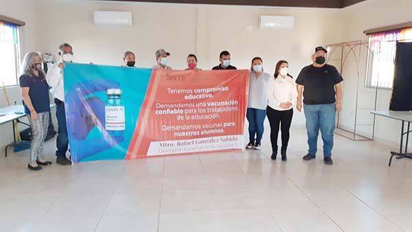 Piden maestros con plantón revacunación