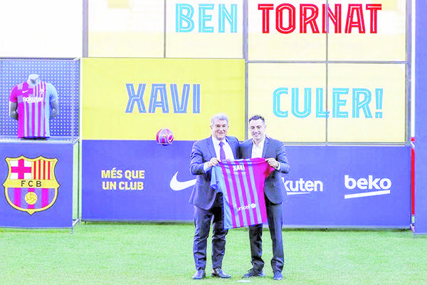 Presenta Barcelona a Xavi Hernández