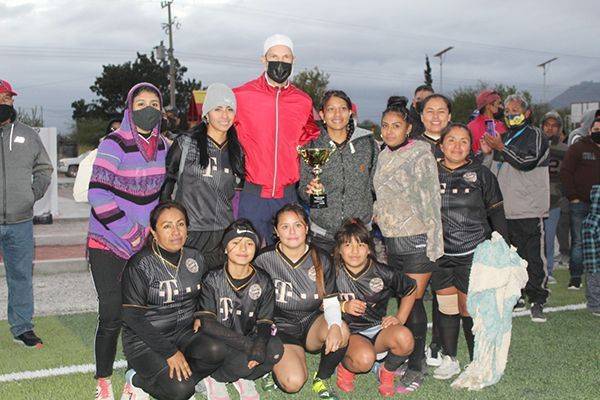 Inaugura canchas Luis Roberto Alves “Zague”