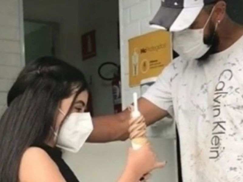 Papá cumple sueño de su hija de probar un helado y se hace viral