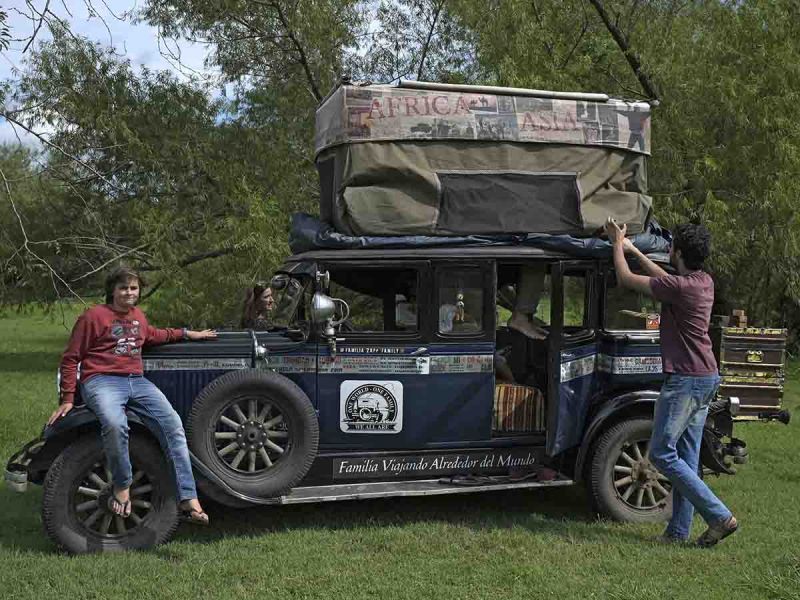 Familia llega a casa tras 22 años de viaje en automóvil de 1928