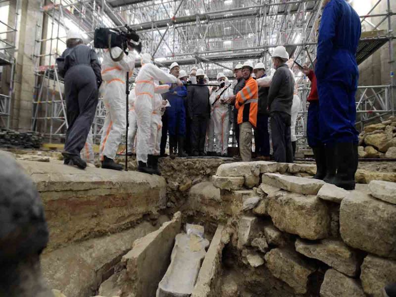 Antiguo sarcófago es encontrado bajo la catedral de Notre Dame en París