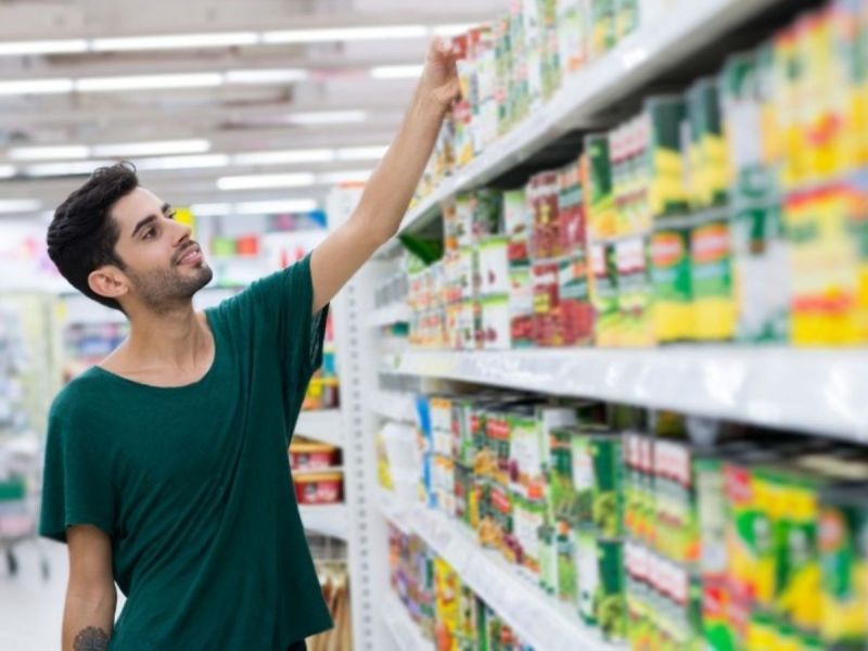 ¿Es cierto que no debes consumir el contenido de una lata abollada?