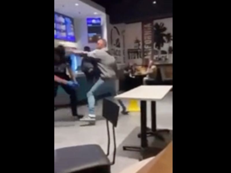 Brutal nocaut en un restaurante a hombre por no usar cubrebocas