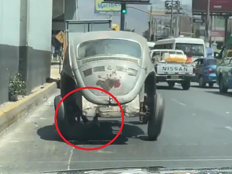 ¡Yaba daba du! Captan a hombre manejando vocho al estilo de Los Picapiedra