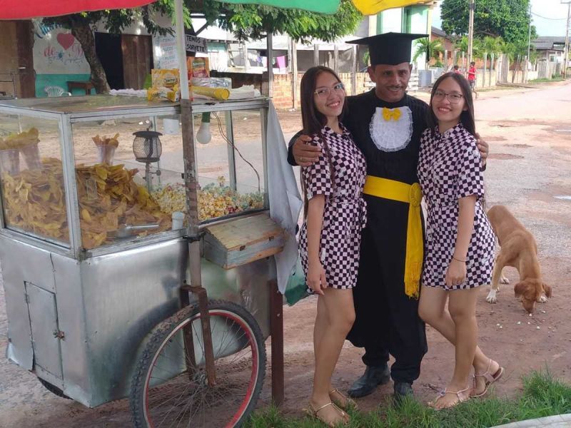 Vendedor ambulante de papas y palomitas se gradúa en Letras a los 52 años