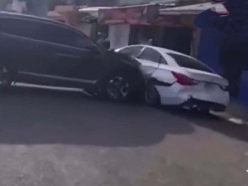 Mujer estrella camioneta contra auto de su esposo infiel; vecinos gritan aterrados