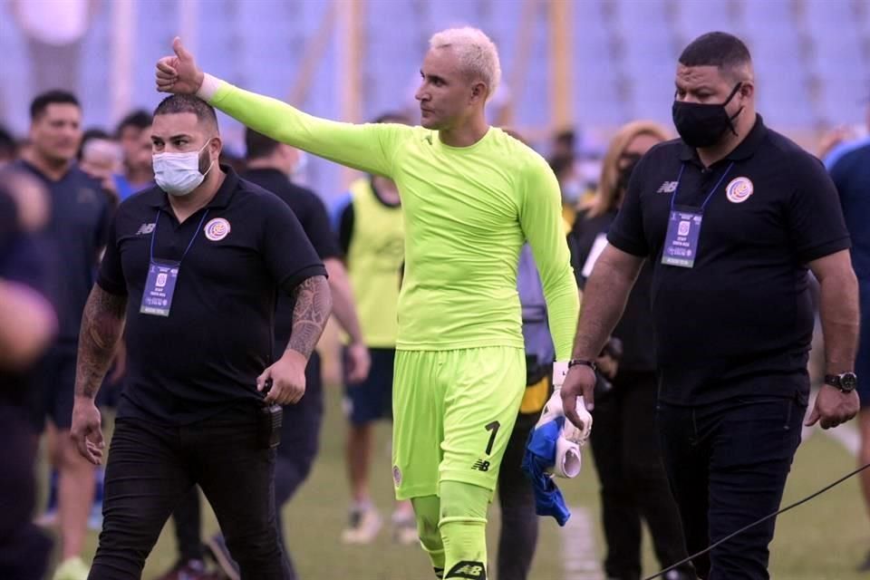 Recibe Keylor a treintena de refugiados en su casa