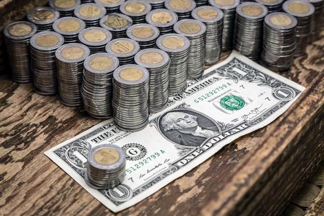 Gana peso 69 centavos al dólar en marzo