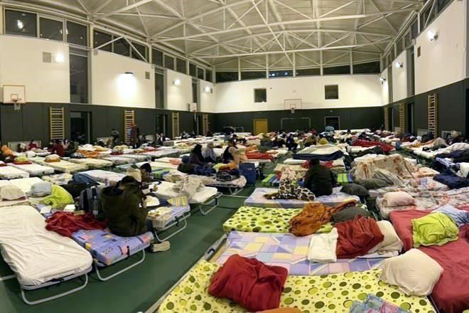 Pernoctan mexicanos en albergue de Rumania previo a vuelo