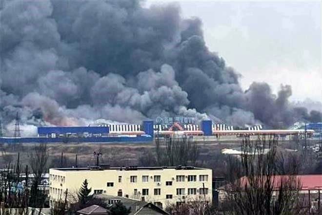 Cercan rusos puerto estratégico de Mariupol, Ucrania