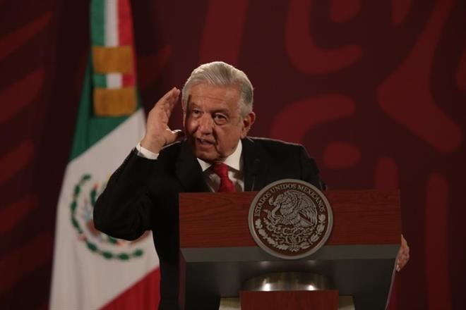 Mujeres con marros y bombas, postura conservadora.- AMLO