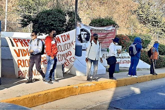 Toman casetas, pese a nueva ley