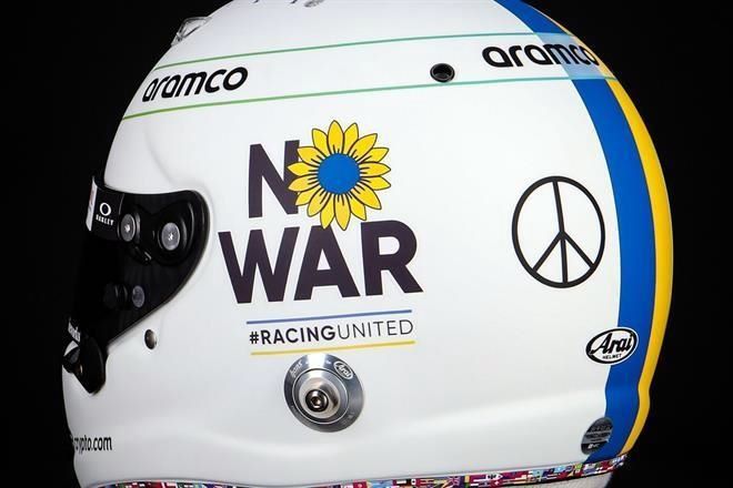 Luce Vettel casco con bandera de Ucrania en Bahréin