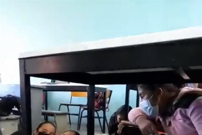 Se refugian en aula por balazos en Michoacán
